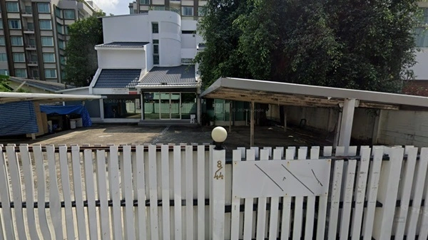 ให้เช่า/เซ้ง/ขาย บ้านทำสำนักงาน -ลาดพร้าว ซ.8 ทำเลทองใจกลางเมือง ใกล้ MRT โทร 090-6360022